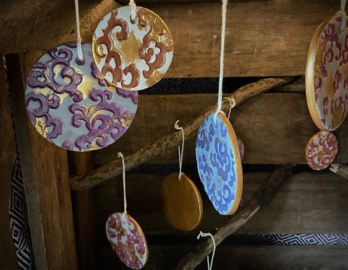 Bunter Schmuckanhänger aus Ton.